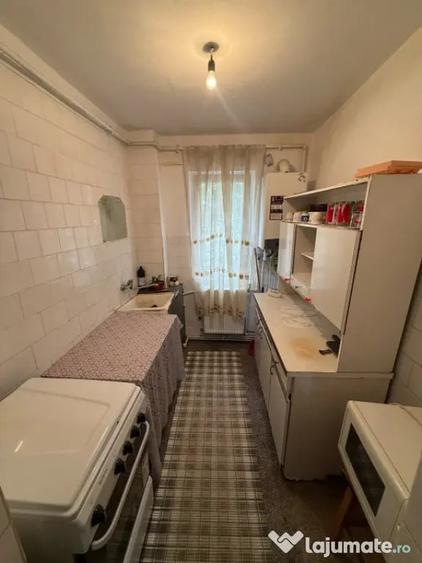 Apartament cu 2 camere semidecomandat în Craiovița Nouă