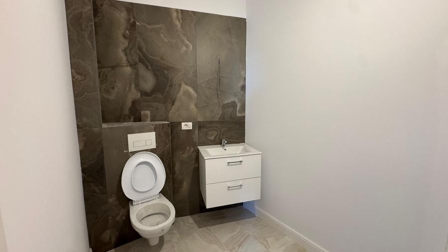 Apartament cu 3 camere în Plopi