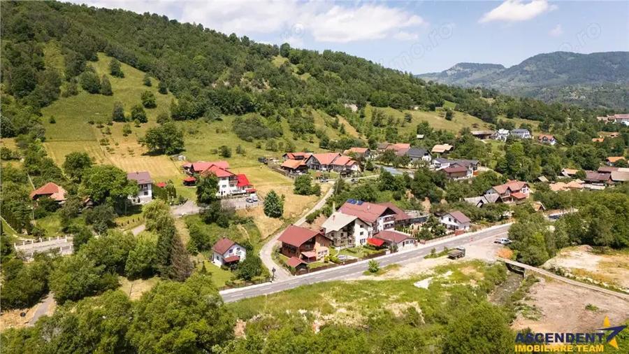 Casă cu 3 camere cu Teren 685 Mp în Moieciu