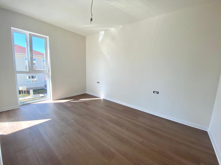 Duplex cu 5 camere cu Canalizare în Aeroport