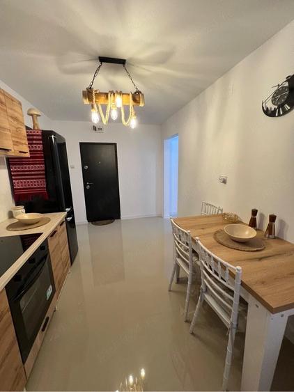 Apartament cu 3 camere semidecomandat în Deveselu