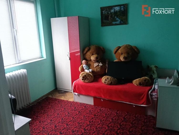 Apartament cu 3 camere semidecomandat, mobilat în Girocului
