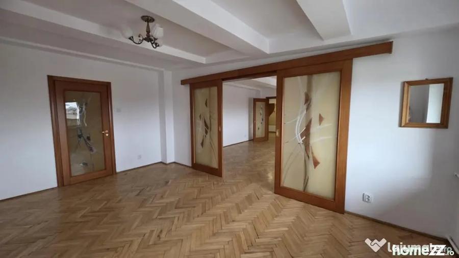 Apartament cu 4 camere decomandat în Matei Voievod