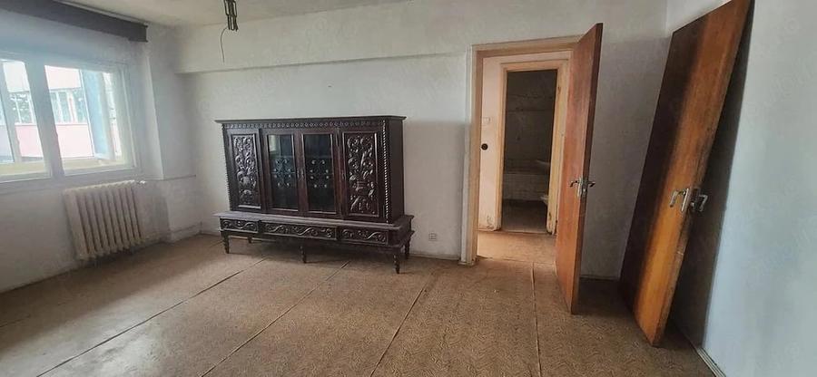 Apartament cu 3 camere semidecomandat în Tei