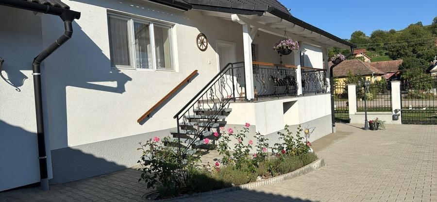 Casă cu 5 camere cu Teren 1500 Mp în Central
