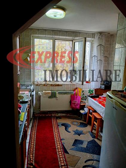 Apartament cu 3 camere semidecomandat, mobilat în Dristor