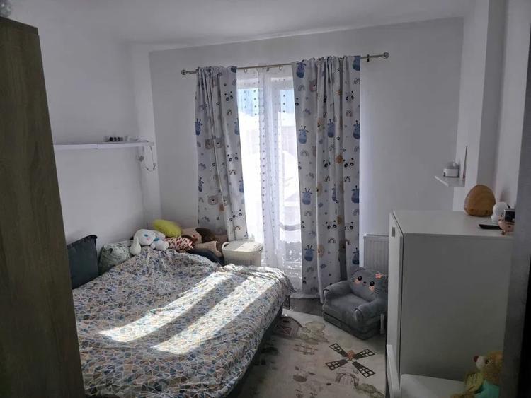 Apartament cu 3 camere semidecomandat, mobilat în Florești