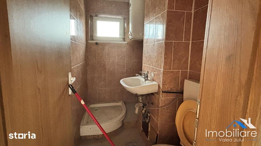 Apartament cu 4 camere decomandat în Petros