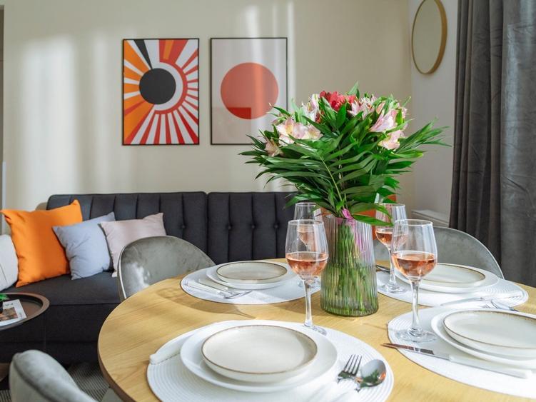 Apartament cu 3 camere semidecomandat, mobilat în