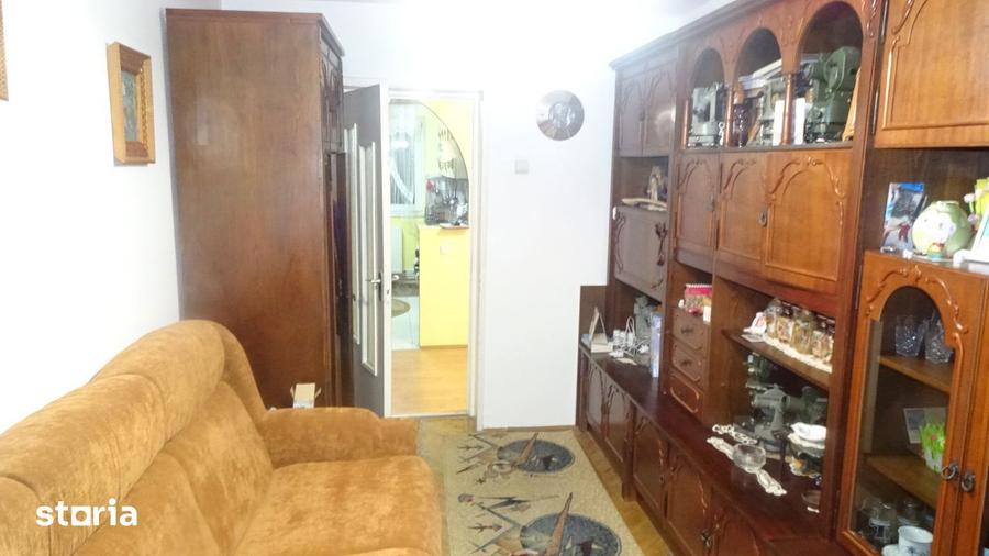 Apartament cu 3 camere decomandat în Scărișoara