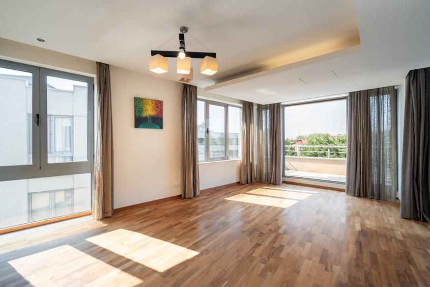 Apartament cu 5 camere decomandat în Băneasa