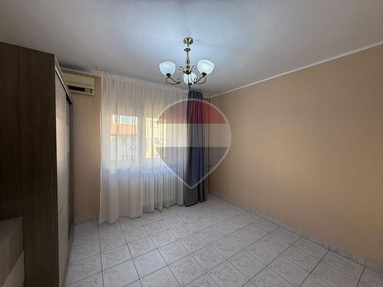 Apartament cu 3 camere decomandat, mobilat în Nerva Traian