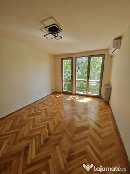 Apartament cu 3 camere semidecomandat în Titan