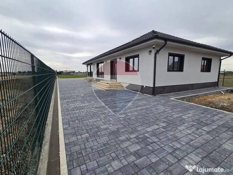 Casă cu 4 camere cu Teren 1439 Mp în Mădăras