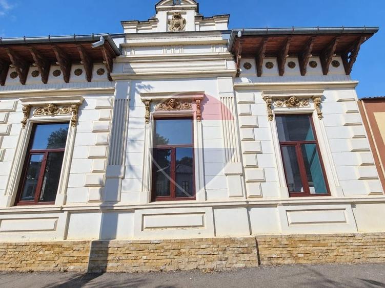 Casă individuală cu 8 camere cu Teren 543 Mp în Central
