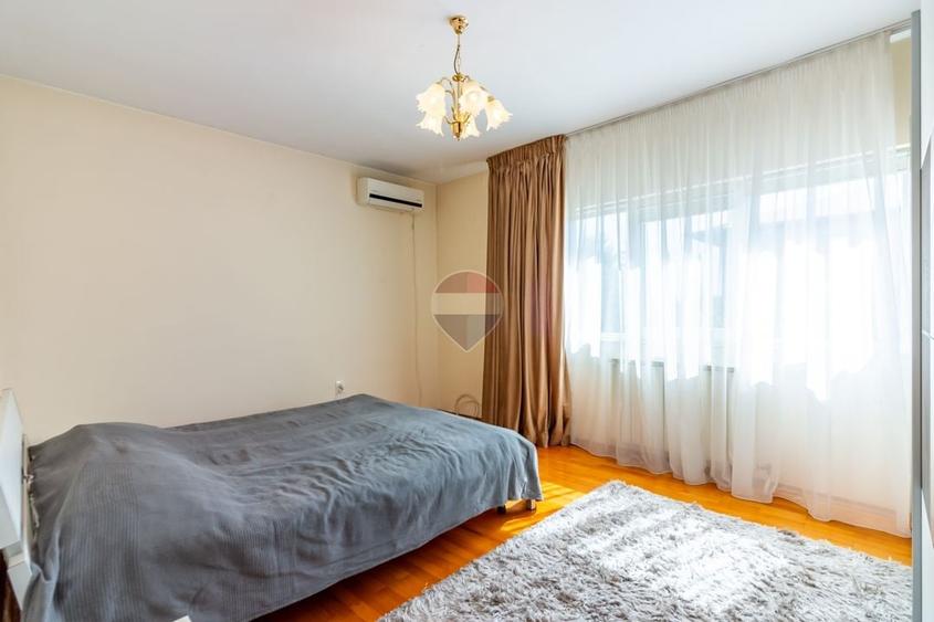 Casă individuală cu 6 camere cu Piscina în Roșu