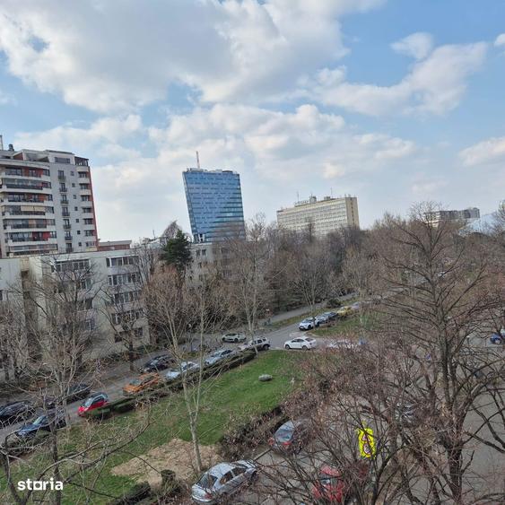 Apartament cu 3 camere semidecomandat în Ștefan cel Mare