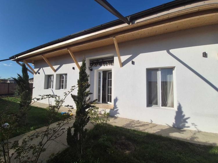 Casă cu 4 camere cu Teren 1000 Mp în Ciofliceni