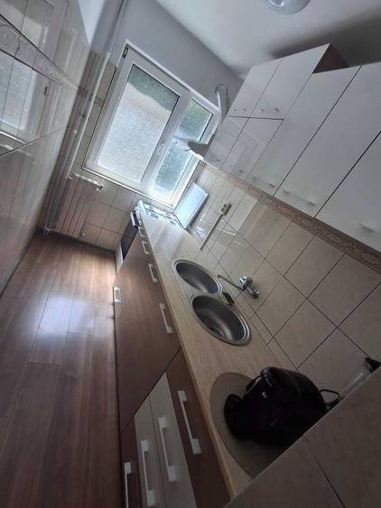 Apartament cu 3 camere semidecomandat în Tomis Nord