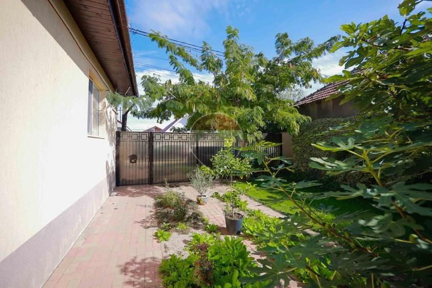 Casă individuală cu 7 camere cu Teren 771 Mp în Sântandrei