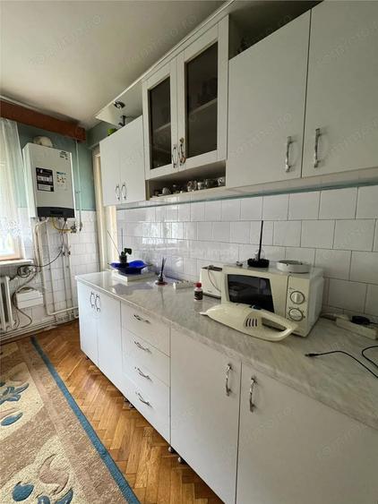 Apartament cu 4 camere decomandat în Micul Dallas