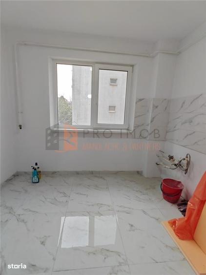 Apartament cu 3 camere semidecomandat în Lacu