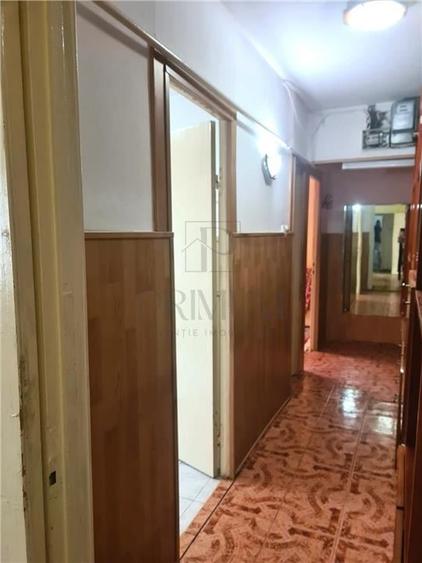 Apartament cu 3 camere semidecomandat în Girocului