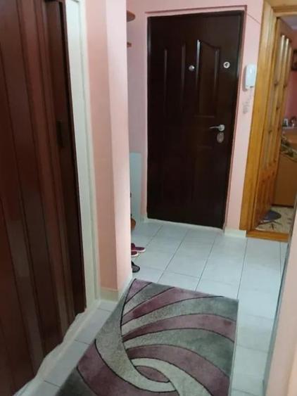 Apartament cu 2 camere decomandat în Calarași 4