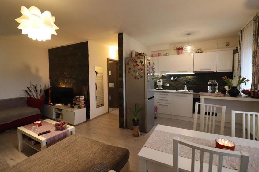Apartament cu 3 camere decomandat în Florești