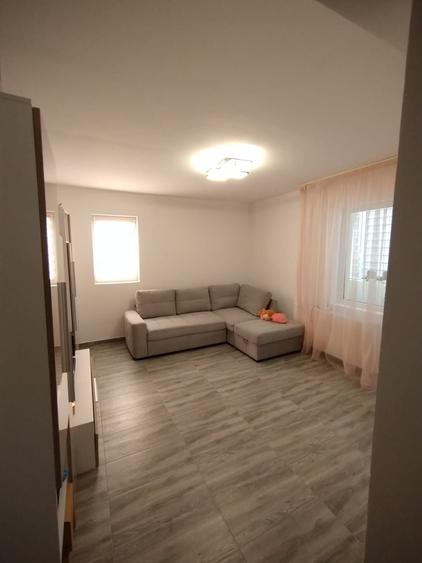 Apartament cu 2 camere decomandat în Roșu