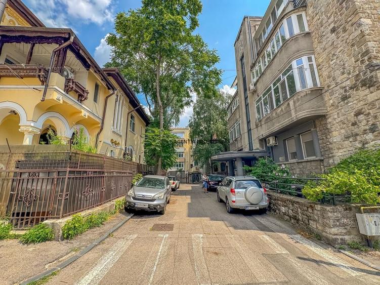 Apartament cu 4 camere decomandat în Cișmigiu