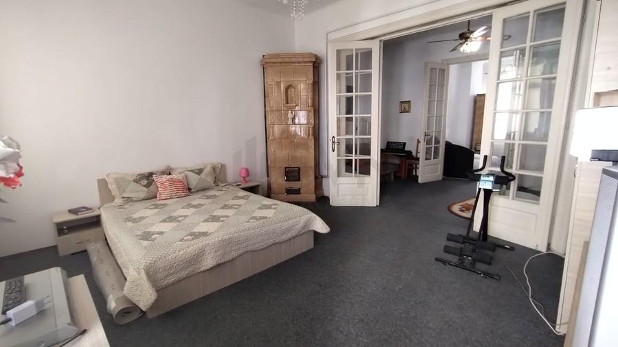 Apartament cu 4 camere decomandat, mobilat în P-ța Universității
