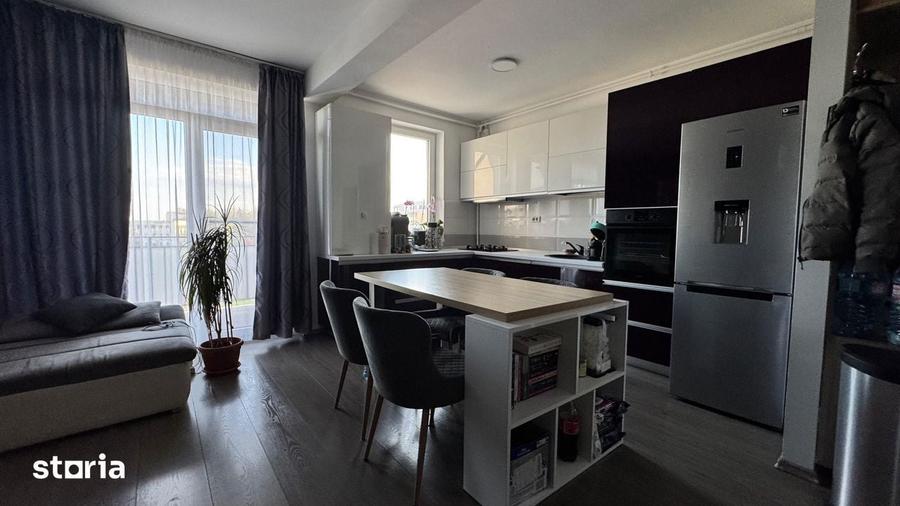 Apartament cu 3 camere semidecomandat în Girocului