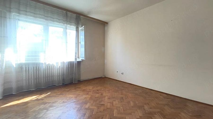 Apartament cu 4 camere semidecomandat în Piața Centrală