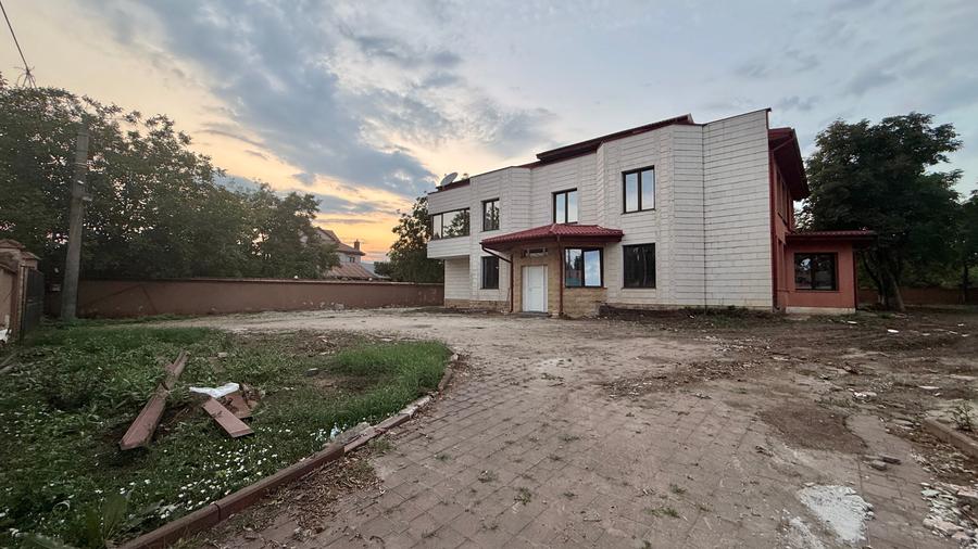 Casă individuală cu 9 camere cu Teren 2500 Mp în Pipera