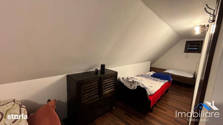 Casă cu 4 camere decomandat în Petros