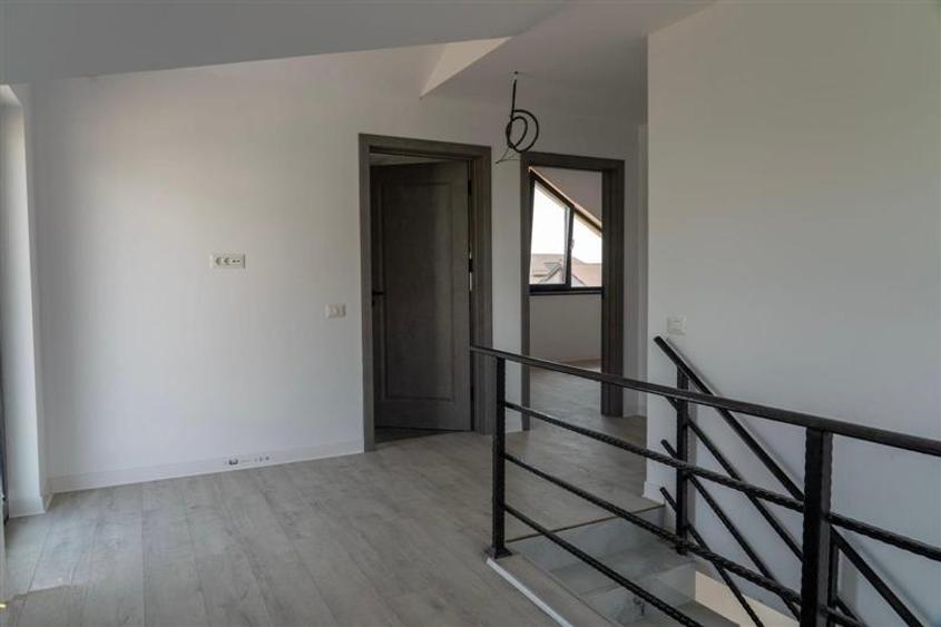 Casă cu 4 camere cu Teren 400 Mp în Berceni