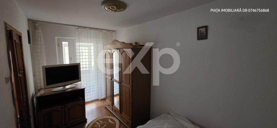 Apartament cu 3 camere decomandat, mobilat în Micro 4