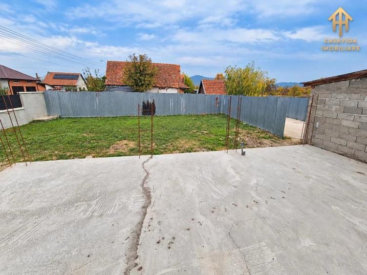 Casă cu 3 camere cu Teren 2672 Mp în Săceni