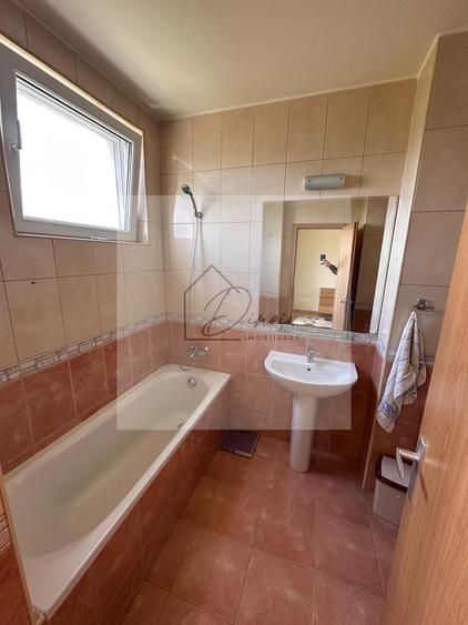 Apartament cu 3 camere decomandat, mobilat în Central