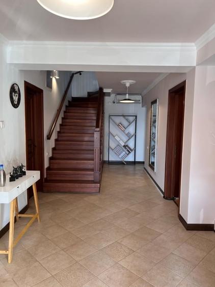 Casă individuală cu 10 camere cu Canalizare în Crevedia