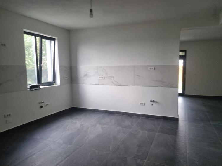 Casă cu 4 camere în Moșnița Nouă