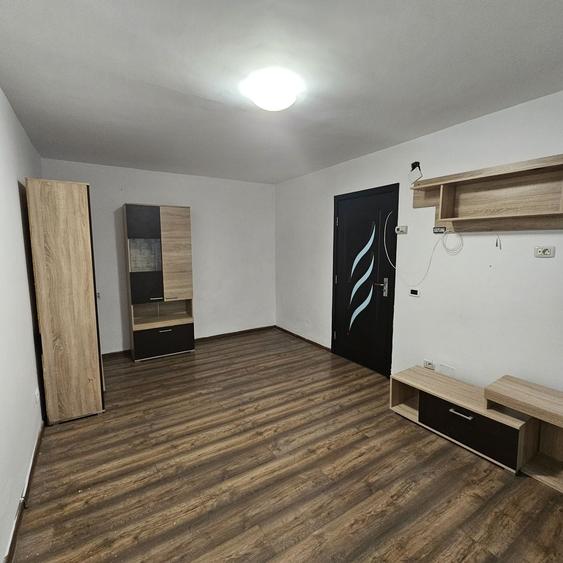 Garsonieră decomandată în Văleni
