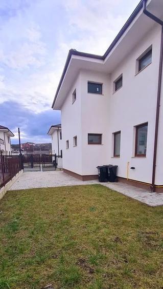 Casă individuală cu 5 camere cu Canalizare în Dezmir