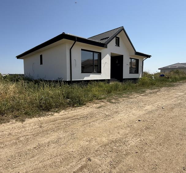 Casă individuală cu 4 camere cu Teren 400 Mp în Săbăreni