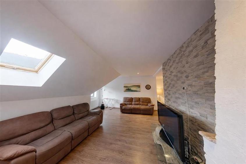 Casă individuală cu 9 camere cu Teren 843 Mp în Exterior Est