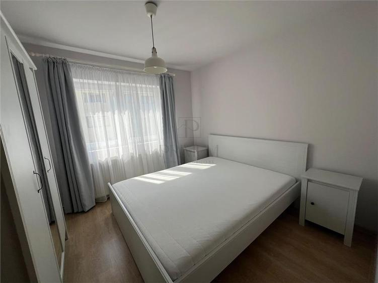 Apartament cu 3 camere semidecomandat în Girocului