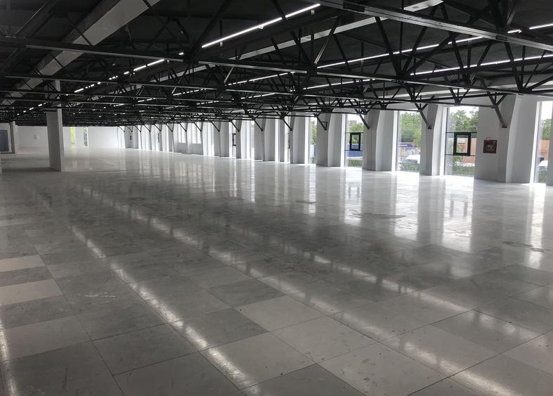 Birou, de 3,600 mp, în Vest