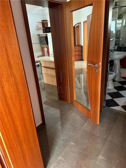 Apartament cu 3 camere decomandat în Medicină