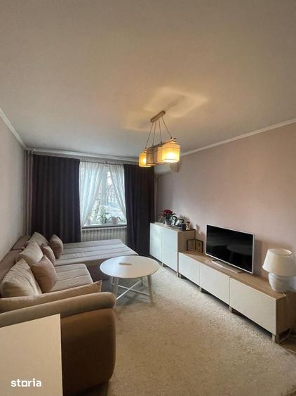 Apartament cu 3 camere semidecomandat în Rahova